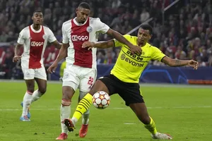Sebastien Haller (trái) tiếp tục ghi bàn giúp Ajax giành kết quả hoàn hảo.