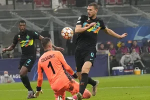 Tiền đạo Edin Dzeko đã ghi dấu ấn giúp Inter có chiến thắng đầu tiên.