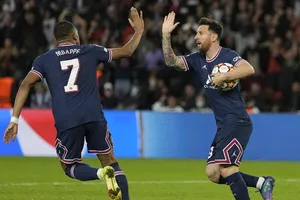 Kylian Mbappe và Lionel Messi đã có màn phối hợp tốt.