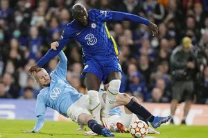 Romelu Lukaku và tình huống khiến anh dính chấn thương.