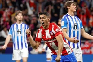Luis Suarez bùng nổ với cú đúp để giúp Atletico giành lại 1 điểm trên sân nhà.