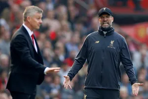 HLV Jurgen Klopp và Ole Gunnar Solskjaer đều tức giận với thông tin giả sau trận.