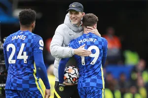 HLV Thomas Tuchel chia vui với học trò sau chiến thắng Norwich 7-0. Ảnh: Getty Images