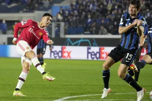 Cristiano Ronaldo bắt vô-lê ngay rìa vòng cấm địa gỡ hòa 2-2.