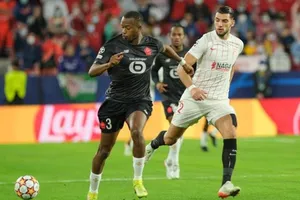 Sevilla (phải) bất ngờ thua Lille 1-2 ngay trên sân nhà.