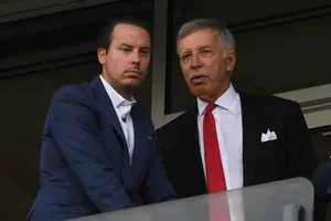 Giám đốc Arsenal, Josh Kroenke (trái) bên cạnh cha mình Stan Kroenke. Ảnh: Getty Images