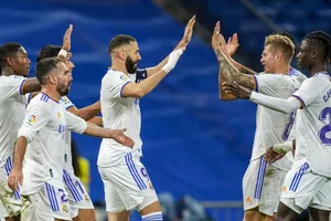 Real Madrid vẫn bản lĩnh trong màn so kè ở ngôi đầu.
