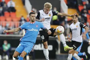 Atletico Madrid (trái) tiếp tục mất điểm vì thủng lưới quá dễ dàng.