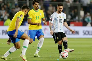 Lionel Messi mờ nhạt nhưng trận hòa 0-0 với Brazil cũng đủ giúp Argentina giành vé.