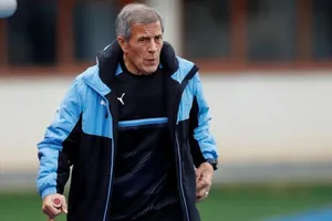 HLV Oscar Tabarez đang cho thấy đã chịu nhiều tác động về tuổi tác.