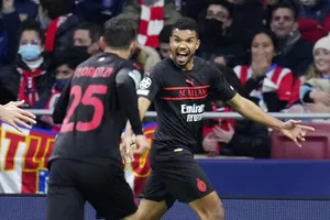 Junior Messias ghi bàn thắng muộn giúp Milan nuôi hy vọng.