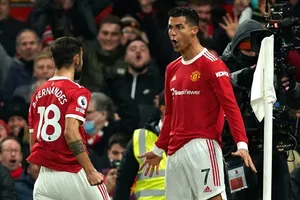 Cristiano Ronaldo phấn khích khi chạm cột mốc 800 bàn. Ảnh: Getty Images