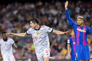 Tìm cách ghi bàn đã khó, Barca còn đối mặt thách thức lớn hơn là ngăn Robert Lewandowski ghi bàn.