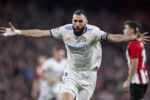 Karim Benzema tiếp tục tỏa sáng trên hàng công của Real.