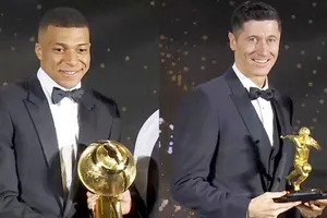 Robert Lewandowski (phải) và Kylian Mbappe công khai phản đối World Cup hai năm một lần.