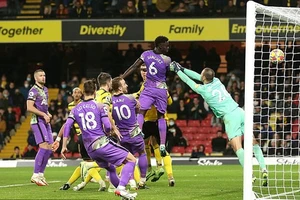 Davinson Sanchez đánh đầu ghi bàn quyết định cho Tottenham. Ảnh: Getty Images