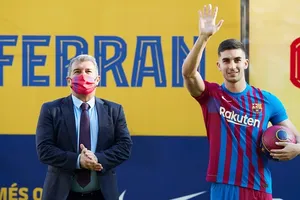 Ferran Torres chính thức ra mắt người hâm mộ tại sân Camp Nou hôm thứ hai.