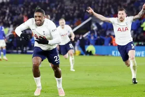 Steven Bergwijn ghi 2 bàn thắng muộn để giúp Tottenham ngược dòng giành chiến thắng lịch sử. Ảnh: Getty Images