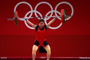 Nữ lực sĩ Hoàng Thị Duyên của đội tuyển cử tạ Việt Nam.