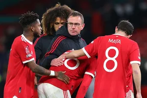 HLV Ralf Rangnick và đồng đội an ủi Anthony Elanga sau cú sút phạt đền hỏng.