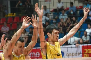 Phụ công Cù Văn Hoàn (phải).