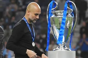 HLV Pep Guardiola lặng lẽ bước qua chiếc cúp mơ ước Champions League mùa qua.