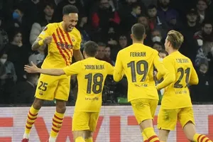 Pierre-Emerick Aubameyang ấn định chiến thắng đưa Barca đi tiếp.