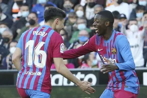 Ousmane Dembele (phải) đang chơi rất hay trong 2 trận vừa qua.