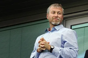 Roman Abramovich đã phải bán Chelsea sau gần 20 năm sở hữu.