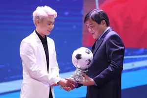 Tổng biên tập báo SGGP Tăng Hữu Phong trao tặng Quả bóng bạc nữ Việt Nam 2021 cho tiền đạo Phạm Thị Hải Yến tại Gala trao thưởng diễn ra tối 16-2. Ảnh: DŨNG PHƯƠNG