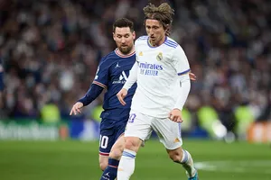 Luka Modric không chỉ kiến tạo cho đồng đội ghi bàn trước PSG, còn hóa giải Lionel Messi.