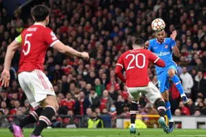 Renan Lodi ung dung đánh đầu ghi bàn từ đường chuyền của Antoine Griezmann.