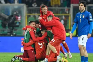 Bắc Macedonia ăn mừng trước sự thẫn thờ của người Italia.