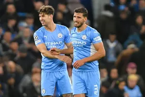 Thể trạng của bộ đôi trung vệ John Stones (trái) và Ruben Dias là điều HLV Pep Guardiola lo lắng.