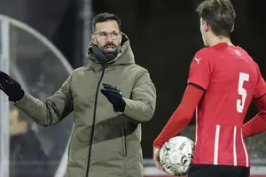 Ruud van Nistelrooy chính thức bước vào sự nghiệp huấn luyện tại PSV Eindhoven. 