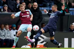 HLV Pep Guardiola tập trung chứng kiến Man.City thắng tại Burnley. Ảnh: Getty Images