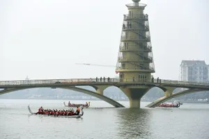 Giải bơi chải đã thi đấu hấp dẫn tại hồ công viên Văn Lang. Ảnh: TTXVN