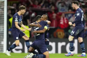 Cầu thủ Man.City hạnh phúc sau chiến thắng.