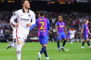 Frankfurt gây sốc loại ứng viên hàng đầu Barcelona ở tứ kết.