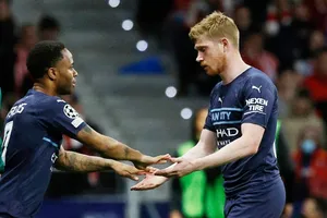 Kevin De Bruyne thất vọng khi chấn thương và nhường chỗ cho Raheem Sterling.