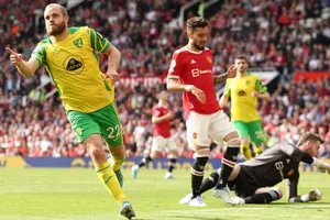 Norwich ghi bàn kém nhất giải nhưng vẫn khiến David de Gea 2 lần vào lưới nhặt bóng.