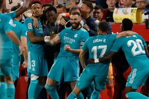 Karim Benzema và đồng đội phấn khích sau khi hoàn thành màn ngược dòng ấn tượng.