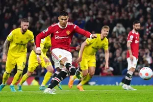 Cristiano Ronaldo ghi bàn trong trận cuối mùa tại Old Trafford. Ảnh: Getty Images