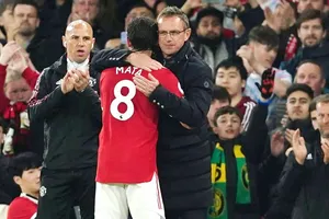 Ralf Rangnick dành sự chia tay nồng ấm cho Juan Mata. Ảnh: Getty Images