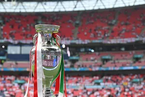 UEFA loại Nga khỏi cuộc đua xin đăng cai Euro 2028 hoặc 2032, gia hạn án cấm đối với các CLB của Nga ở mùa giải tới.