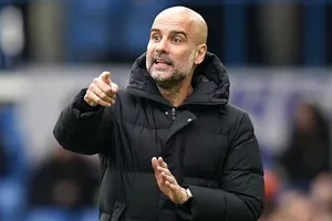 HLV Pep Guardiola cố gắng thúc đẩy sự tự tin của cầu thủ Man.City. Ảnh: Getty Images