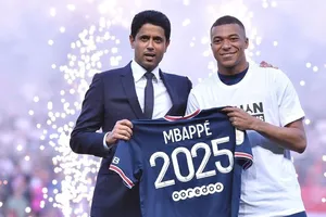 Kylian Mbappe “quay xe” với Real Madrid để ký mới 3 năm với PSG.
