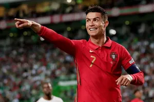 Cristiano Ronaldo hạnh phúc khi giải được cơn khát bàn thắng cho đội tuyển.