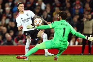 Darwin Nunez ghi bàn vào lưới Liverpool ở tứ kết Chamions League mùa qua.