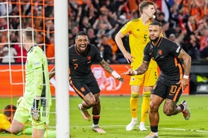 Memphis Depay ấn định chiến thắng 3-2 cho Hà Lan ở phút cuối.